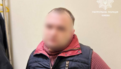 У Києві чоловік пограбував супермаркет та намагався втекти від охоронців