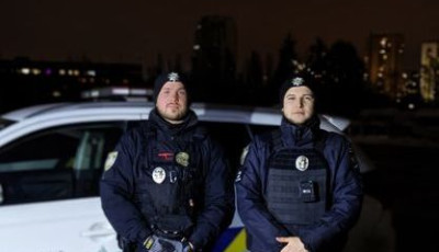 Лежала непритомна: у Києві патрульні врятували жінку із замкненої квартири