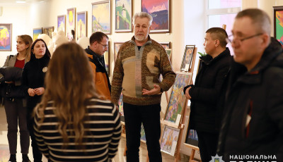 Терапія мистецтвом: у Хмельницькому поранені захисники із «Гвардії наступу» відвідали творчу виставку