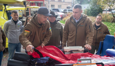 Київ отримав від українських та німецьких благодійників пожежне авто та два реанімобілі