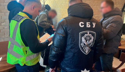 Поліцейські Києва оголосили про підозру військовому, який підірвав гранату у квартирі на Оболоні, внаслідок чого один чоловік загинув та ще один отримав поранення