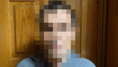У киянки посеред вулиці відібрали пакет із продуктами