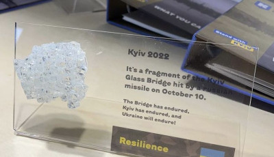 Уламки пішохідного мосту у Києві перетворили на подарунки