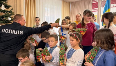 Поліцейські привітали дітей спецшколи №11 та пацієнтів «Охматдиту»з Днем Святого Миколая