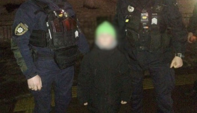 Спецпризначенці поліції Києва повернули матері 8-річного сина, який заблукав у Солом’янському районі