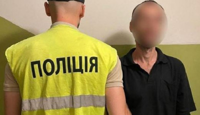 У Києві поліцейські затримали чоловіка за крадіжку з автомобіля