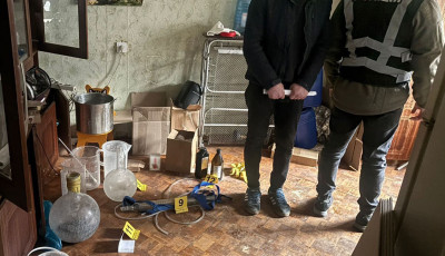 У Києві затримали чоловіка, який за $10 тисяч обіцяв оформити виїзд за кордон під виглядом священнослужителя