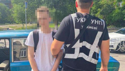 Столичні поліцейські затримали молодика, який збував на території навчального закладу наркотичні засоби