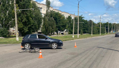 На Конотопщині поліцейські встановлюють обставини ДТП, в якій травмувалась велосипедистка