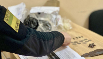 Київська митниця передала стародавню зброю до Національного військово-історичного музею