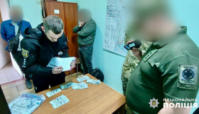 Поліцейські відправили на лаву підсудних двох жителів Одещини за організацію незаконного виїзду з країни та спробі підкупу прикордонника