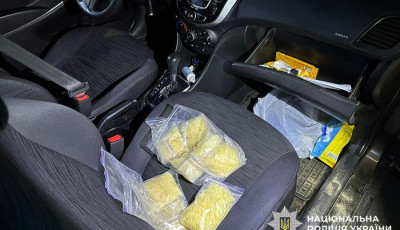 У Камʼянці-Подільському затримали з великою кількістю психотропів подружжя гастролерів-наркодилерів