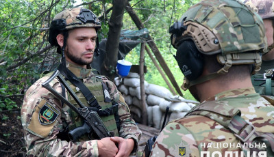 «Прилітає по нашому блокпосту 3-5 разів на добу» - поліцейські під російськими обстрілами несуть службу у Часовому Яру