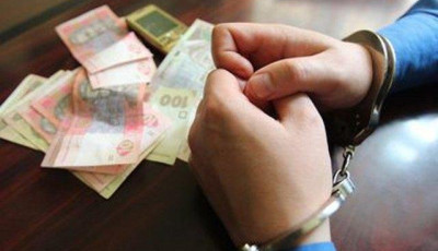 У Чернівецькому районі слідчі поліції задокументували надання неправомірної вигоди поліцейським