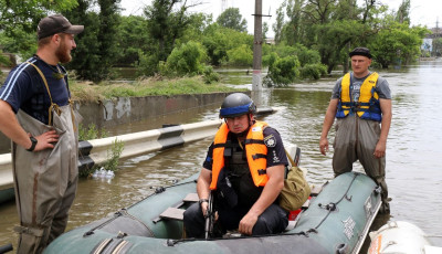 Поліцейські продовжують допомагати людям в затопленому мікрорайоні Херсона 