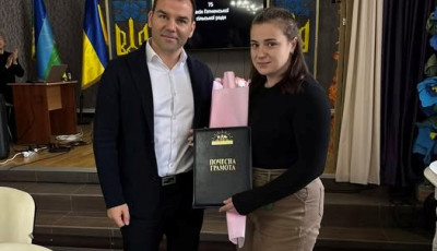 Гатненська сільська рада нагородила юну спортсменку Євгенію Кедич за золото на Чемпіонаті світу