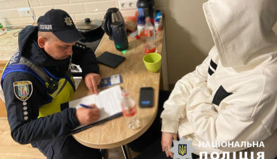 Поліція Києва виявила групу молоді, що голсно вмикала на Подолі російську музику і глумилась з громадян