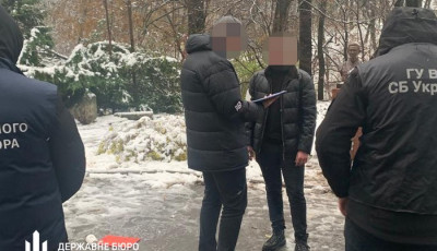 Судитимуть правоохоронця, викритого на спробі «вирішити питання» з виїздом за кордон для іншої особи за $11 тис.