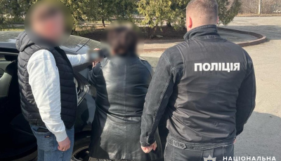 10 000 доларів та оплата ремонту в кабінеті як хабар: на Хмельниччині поліцейські затримали начальницю залізничної станції