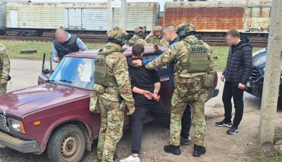 На Чернігівщині поліцейські затримали злочинне угруповання наркодилерів та перекрили канал збуту наркотиків з мільйонними прибутками