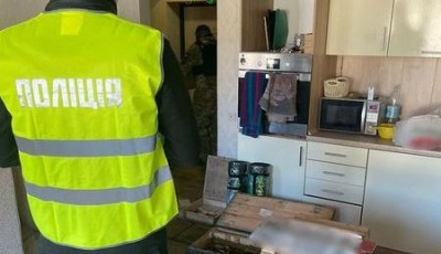 Столичні правоохоронці викрили чоловіка у зберіганні арсеналу зброї та боєприпасів