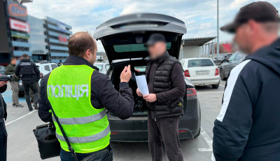 У Києві викрили двох ділків, які за гроші допомагали військовозобов’язаним уникати розшуку