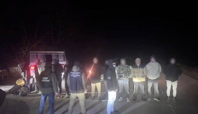 Перевозили до кордону 13 чоловіків у вантажівці з піском