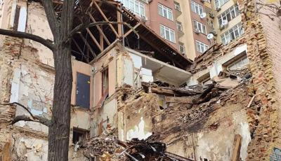 Мешканцям будинку на Жилянській, в який влучив дрон, пропонують квартири у новобудові за Червоним Хутором. Вони відмовляються