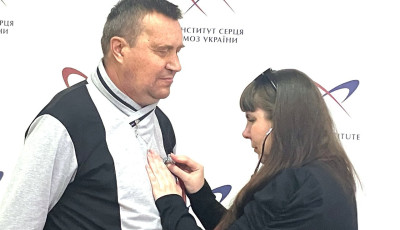 У Києві родина донора зустрілася з чоловіком, який живе завдяки серцю воїна