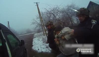 На Херсонщині поліцейські евакуювали з прифронтової Золотої Балки хворого чоловіка, який потребував медичної допомоги