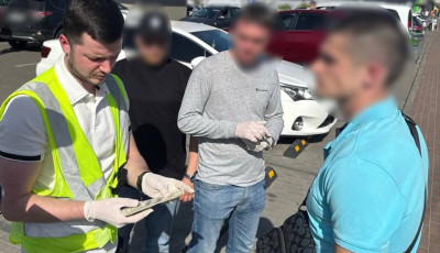 Поліція Києва спільно з СБУ викрили інспектора Департаменту земельних ресурсів КМДА у вимаганні з підприємця 15 000 доларів