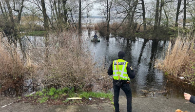 Ледь не потонув: Поліцейські Київщини допомогли чоловікові