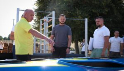 Микола Калашник передав відділенню веслування «Центра олімпійської підготовки» сертифікат на 8 сучасних байдарок