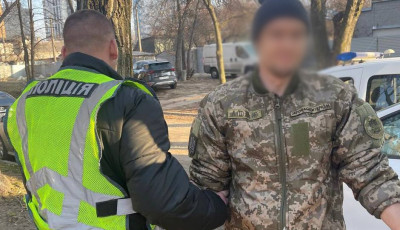 Слідчі поліції повідомили про підозру 38-річному чоловіку за опір поліцейському у столичному метро
