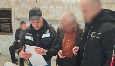 У Києві псевдоспівробітник спецслужби ошукав трьох пенсіонерів на понад 3 млн грн — йому повідомили про підозру