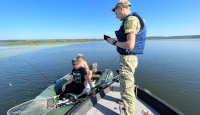 Поліцейські Полтавщини викрили двох браконьєрів на воді: у правопорушників виявили човен та електролов з акумулятором