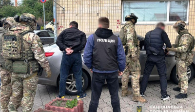 Поліцейські Вінниці затримали трьох осіб, які, погрожуючи вбивством, вимагали гроші у неповнолітнього