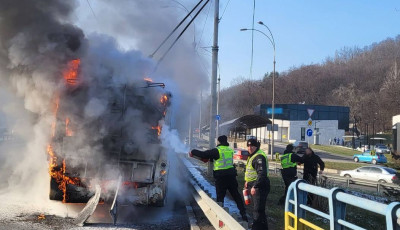 На мосту Патона спалахнув тролейбус.