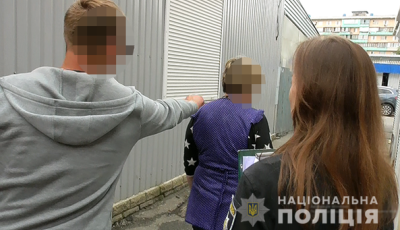 Аби купити нову дозу наркотиків пограбував перехожу: столичні оперативники затримали зловмисника