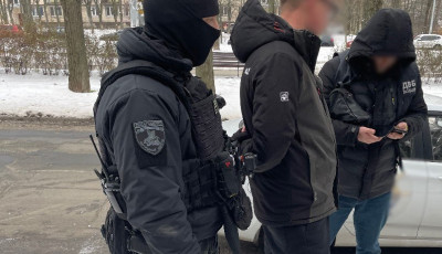 У двох областях та Києві оперативники внутрішньої безпеки Нацполіції викрили співробітників сервісних центрів у корупційних схемах