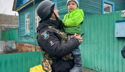 Евакуація під прицілом: правоохоронцям Сумщини вдалось вивезли ще одну родину