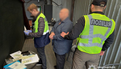 У Києві затримали трьох чоловіків, які за 17 тисяч доларів обіцяли фіктивне працевлаштування з бронюванням та виїздом за кордон