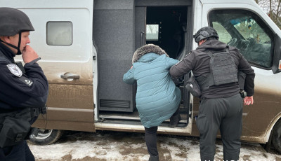 Нестерпне життя на прикордонні: спецпідрозділ поліції «Білий янгол» евакуював жінку з домашнім улюбленцем