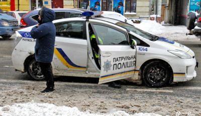 У Києві патрульні допомогли жінці, яка ледь не замерзла на морозі