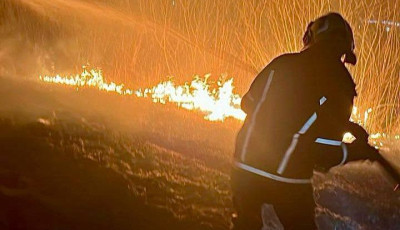 Осокорківські луки у вогні: рятувальники гасять пожежу