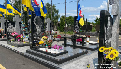 У Черкасах поліція затримала чоловіка за наругу над могилами загиблих спецпризначенців