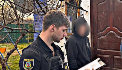 На Київщині затримали трьох молодиків, які знущалися з неповнолітнього і знімали це на відео