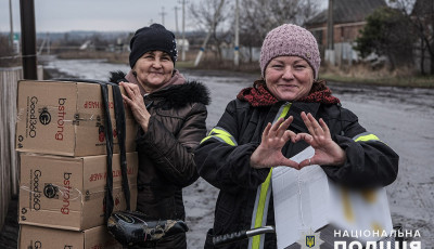 По прострілюваній дорозі поліцейські та волонтери доставили в Сіверськ гуманітарну допомогу