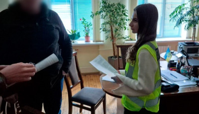 У Подільській РДА посадовцю повідомили про підозру через невиплату допомоги дітям-сиротам