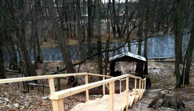 Комунальники оновили сходи, що ведуть до популярного джерела у Пущі-Водиці